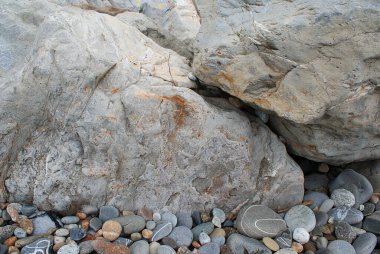 Sahilde büyük taşlar, deniz kıyısında..