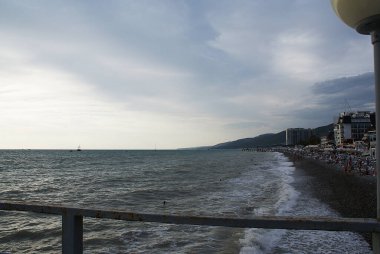 Deniz kıyısında taşlar, sahilde taşlar..