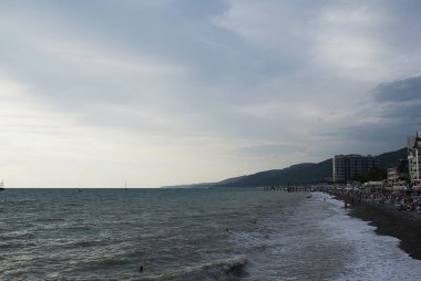 Deniz kıyısında taşlar, sahilde taşlar..