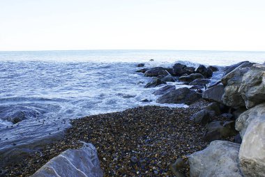 Deniz kıyısında taşlar, sahilde taşlar..