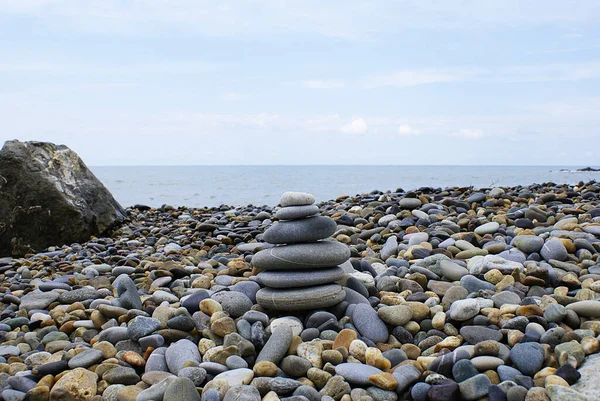 Pirâmide Pedras Redondas Litoral Conceito Harmonia Equilíbrio Meditação — Fotografia de Stock