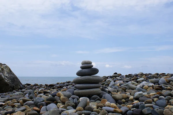Pirámide Piedras Redondas Orilla Del Mar Concepto Armonía Equilibrio Meditación —  Fotos de Stock