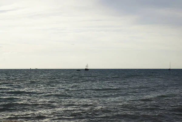 Jacht Pełnym Morzu Wybrzeże — Zdjęcie stockowe