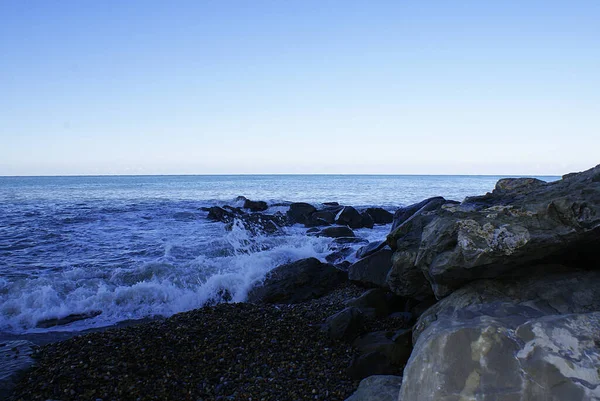 Vagues Brisant Sur Les Pierres Bord Mer — Photo