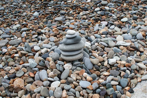 Pirámide Piedras Redondas Orilla Del Mar Concepto Armonía Equilibrio Meditación — Foto de Stock