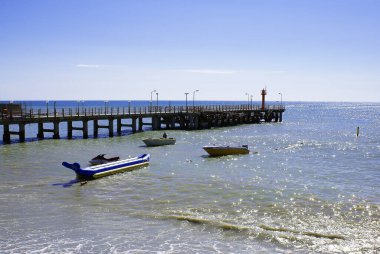 Denizde rıhtımın yanında yat, denizde tatil.