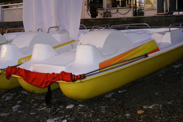 Catamarano Sulla Spiaggia Con Ciottoli Costa Del Mare — Foto Stock