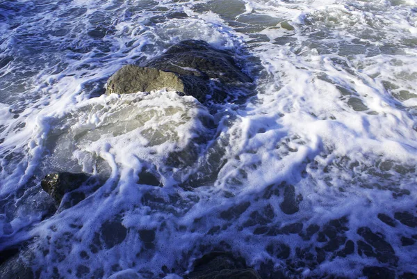 海浪拍打在石头上 — 图库照片