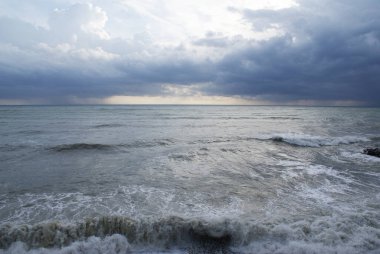 Fırtına, güçlü dalgalar, deniz kıyıları, kumsalda çakıl taşları.