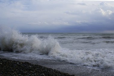 Fırtına, güçlü dalgalar, deniz kıyıları, kumsalda çakıl taşları.