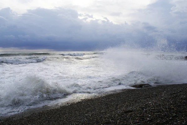 Sturm Starke Wellen Meeresküste Kieselsteine Strand — Stockfoto