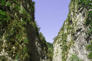 Dağlardaki kayalıklar, sıradağlar, doğa.