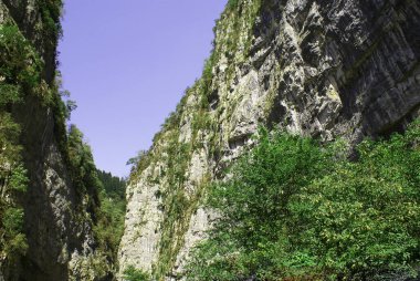 Dağlardaki kayalıklar, sıradağlar, doğa.