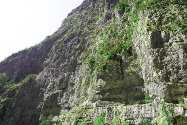 Dağlardaki kayalıklar, sıradağlar, doğa.