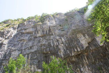 Dağlardaki kayalıklar, sıradağlar, doğa.