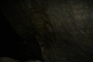 Yeraltındaki bir mağarada sarkıtlar ve dikitler olan bir mağara, kayalar..