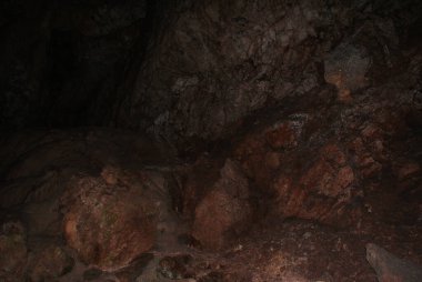 Yeraltındaki bir mağarada sarkıtlar ve dikitler olan bir mağara, kayalar..
