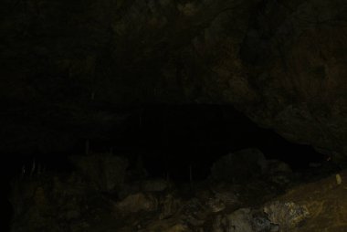 Yeraltındaki bir mağarada sarkıtlar ve dikitler olan bir mağara, kayalar..