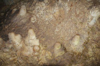 Yeraltındaki bir mağarada sarkıtlar ve dikitler olan bir mağara, kayalar..