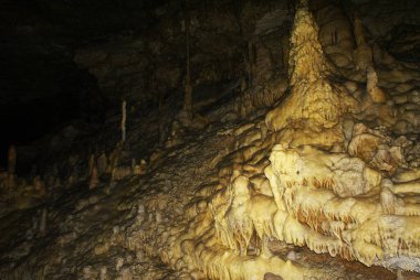 Yeraltındaki bir mağarada sarkıtlar ve dikitler olan bir mağara, kayalar..