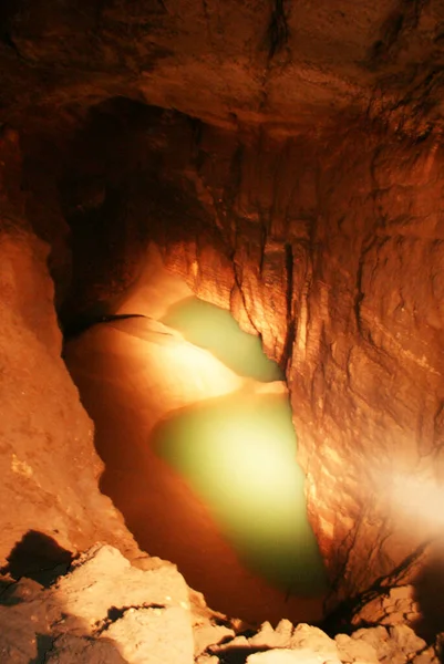 Jaskinia Podziemnym Jeziorem Stalaktyty Stalagmity Podziemnej Jaskini Skały — Zdjęcie stockowe