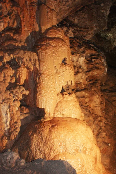 Een Grot Met Stalactieten Stalagmieten Een Ondergrondse Grot Rotsen — Stockfoto