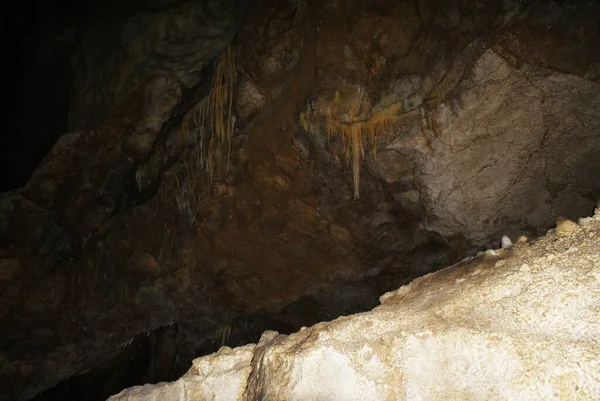 Una Cueva Con Estalactitas Estalagmitas Una Cueva Subterránea Rocas —  Fotos de Stock