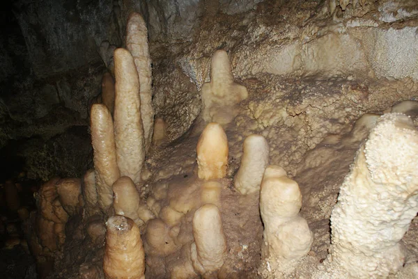 Uma Caverna Com Estalactites Estalagmites Uma Caverna Subterrânea Rochas — Fotografia de Stock