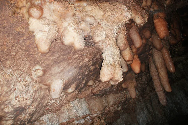 Una Cueva Con Estalactitas Estalagmitas Una Cueva Subterránea Rocas —  Fotos de Stock