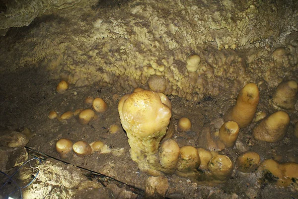 Egy Barlang Sztalaktittal Sztalagmitokkal Egy Földalatti Barlangban Sziklák — Stock Fotó