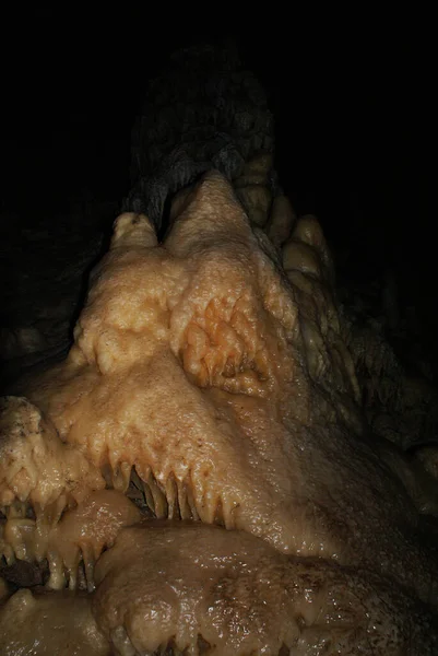 Een Grot Met Stalactieten Stalagmieten Een Ondergrondse Grot Rotsen — Stockfoto