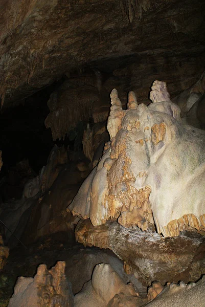 Una Cueva Con Estalactitas Estalagmitas Una Cueva Subterránea Rocas —  Fotos de Stock