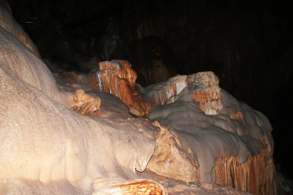 Een Grot Met Stalactieten Stalagmieten Een Ondergrondse Grot Rotsen — Stockfoto