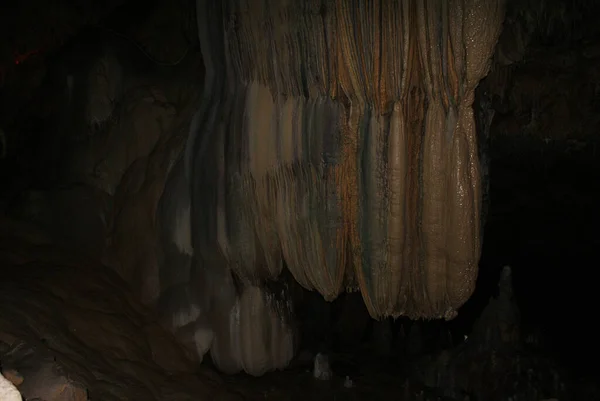 Une Grotte Avec Stalactites Stalagmites Dans Une Grotte Souterraine Rochers — Photo