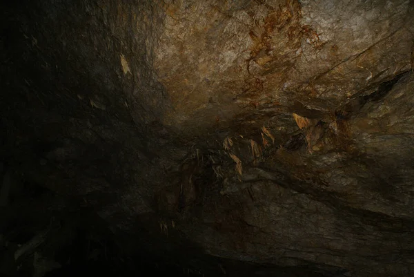 岩洞地下岩洞中有钟乳石和石笋的洞穴 — 图库照片