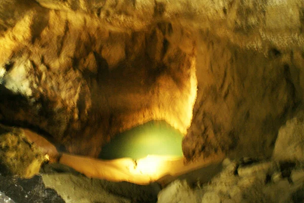 地下の洞窟 岩の中に地下の湖 鍾乳石や石筍を持つ洞窟 ストックフォト