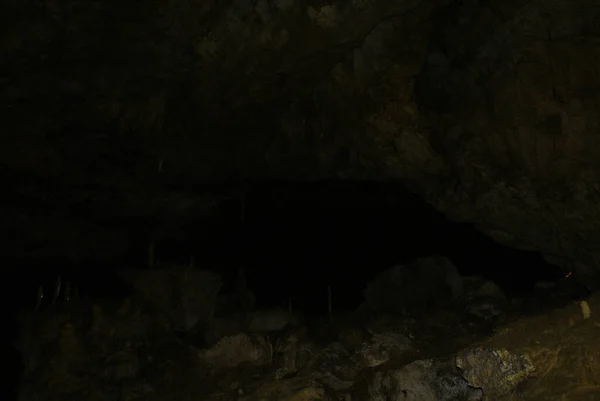 地下の洞窟に鍾乳石や石筍がある洞窟 ロイヤリティフリーのストック画像