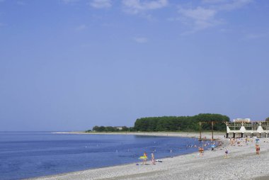Sakin, temiz bir denizin kıyısı, sahil..