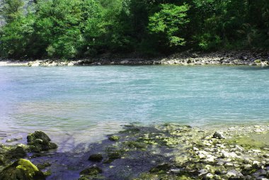 Dağdaki temiz nehir, güzel manzara, doğa..