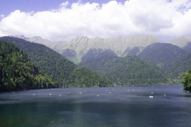 Dağlardaki gölün güzel panoramik manzarası, doğa, Abhazya.