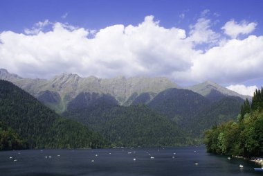 Dağlardaki gölün güzel panoramik manzarası, doğa, Abhazya.