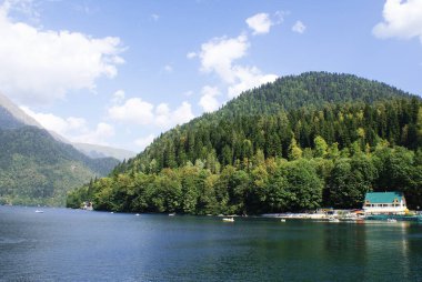 Dağlardaki gölün güzel panoramik manzarası, doğa, Abhazya.