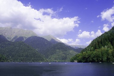 Dağlardaki gölün güzel panoramik manzarası, doğa, Abhazya.