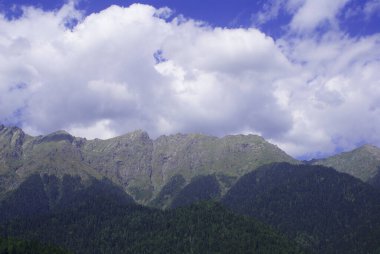 Berrak gökyüzü, bulutlar ve manzara ile güzel bir sıradağ..