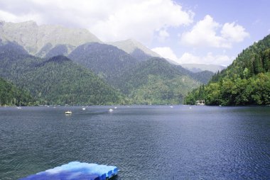 Dağlardaki gölün güzel panoramik manzarası, doğa, Abhazya.