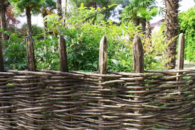 Hasır çit, ahşap çubuklardan yapılmış dekoratif kırsal çit, bahçe dekorasyonu..