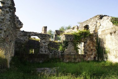 Harabe bir şatonun antik kalıntıları, ortaçağ binası, manzara.