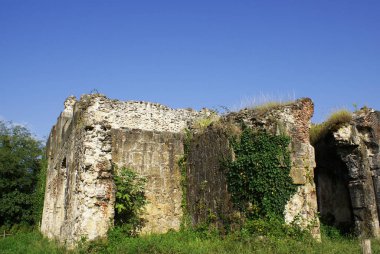 Harabe bir şatonun antik kalıntıları, ortaçağ binası, manzara.