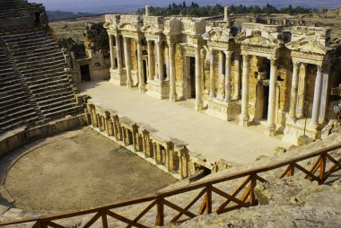 Antik bir Greko-Roma kentinin amfiteatrı, Türkiye 'nin kalıntıları.