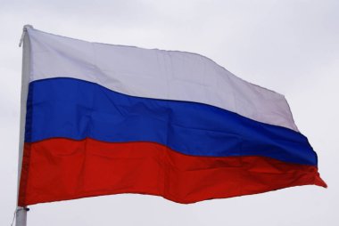Rus bayrağı rüzgarda dalgalanıyor, ülkenin sembolü..  